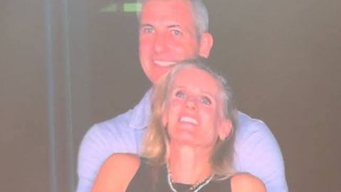 Целувка и прегръдка уловена от камерата на концерт на Coldplay