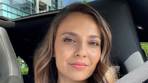 Чаровната тв водеща Бесте Сабри и годеникът ѝ Айкут който