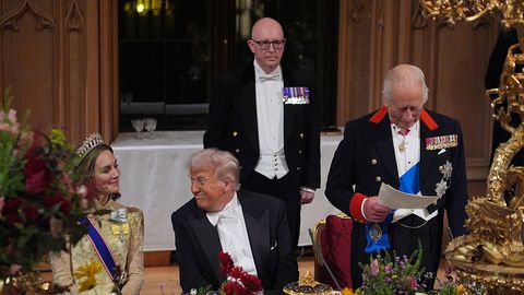 Кейт Мидълтън беше зашеметяваща в златна рокля до земята докато