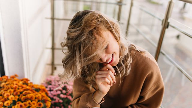 Жена с цветя