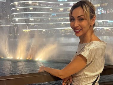 Нети разплака мрежата: Показа първата среща с биологичната ѝ майка (Видео)