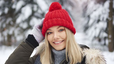 Зимните шапки са се превърнали в препъникамък за много жени