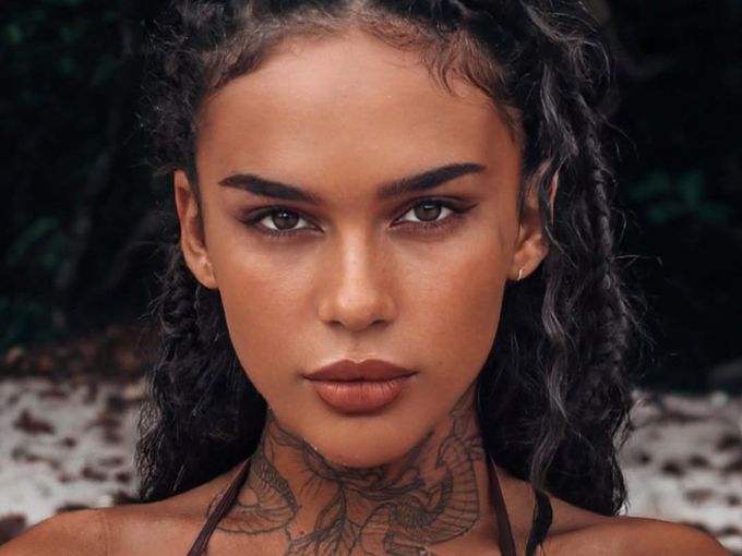 Онлифенс моделът Стефани планира среща с канибали