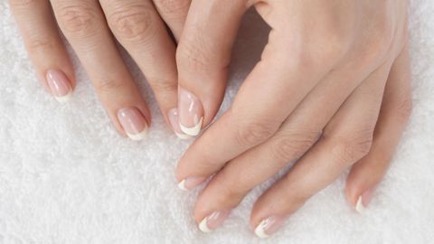 В студения сезон когато природата застива в сдържана красота маникюрът