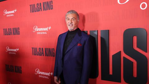 демонстрира своите татуирани бицепси в рядко видео заснето в личния