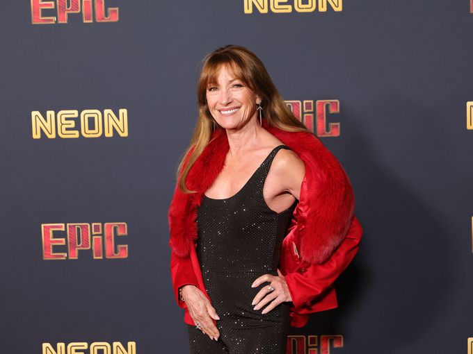 Джейн Сиймур заблестя в уникална визия на червения килим и съобщи: Ще празнувам рождения си ден цяла година