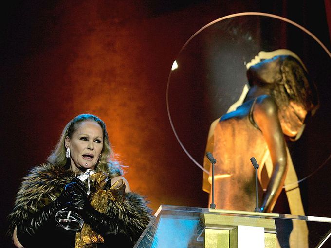 Ограбена и съсипана: Първото Бонд момиче на 90 загуби 16 милиона