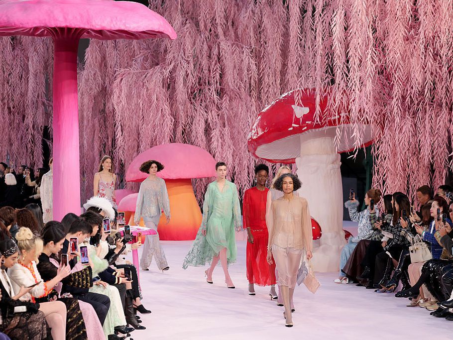 Двуцветните обувки: Вечната ретро тенденция, която ще носим през пролет/лято 2026