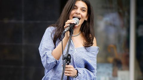 Сигурно имате подобна синьо бяла раирана риза която виси в