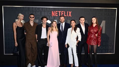 Бруклин Бекъм и съпругата му Никола Пелц са в центъра