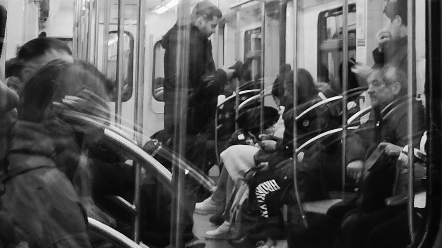 Инфлуенсърка скандализира: Прави секс в метрото заради кауза