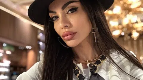 Дъщерята на популярната българска изпълнителка Лияна Дениз успешно завърши