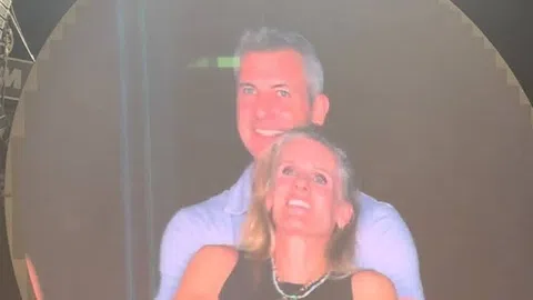 Изпълнителен директор заснет на kiss cam на Coldplay може да