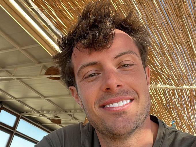 Филип Буков с "кървав" знак на гаража си, актьорът разкри подробности