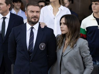 Разбито сърце, но силен дух: Виктория Бекъм посреща първа Коледа без Бруклин