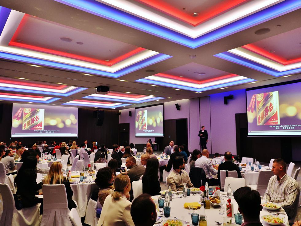 Азиатска мистерия и коледна наздравица в сърцето на София