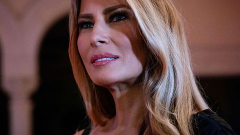 Мелания и Доналд Тръмп сe срещат през 1998 г  на модно събитие в Ню Йорк  След