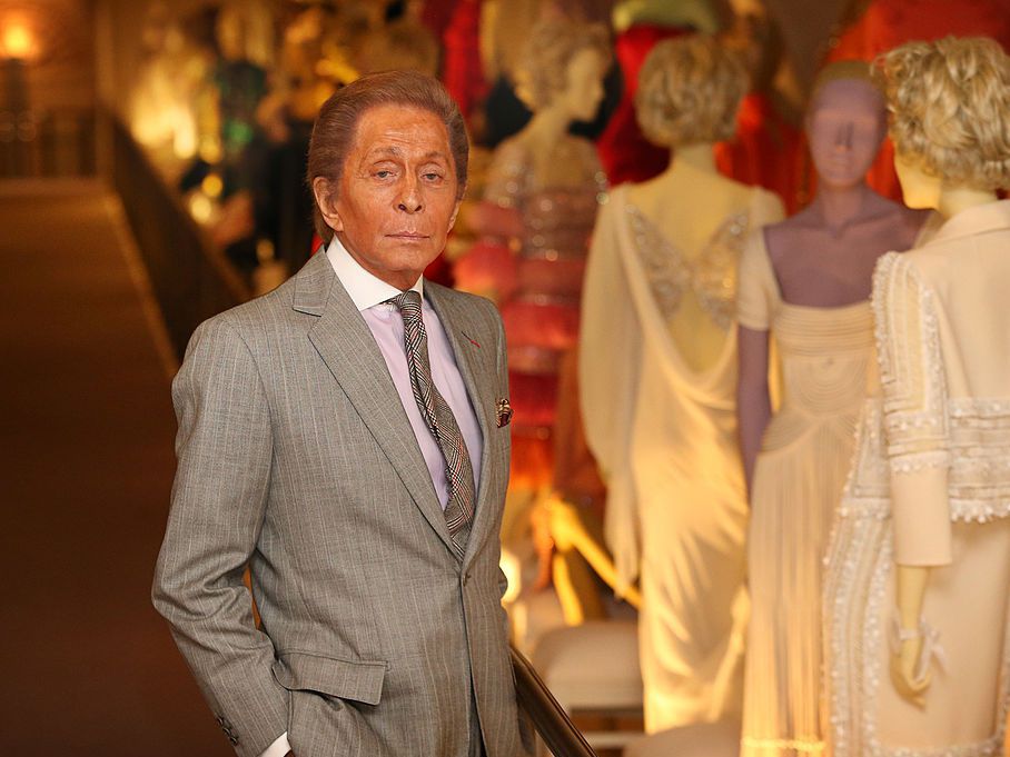 На прощаване: Известни личности отдадоха почит на големия Валентино