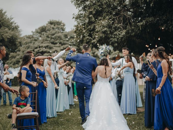 Акт на отмъщение и дълбока семейна драма пред олтара: Неканена гостенка атакува булката и я залива с черна боя