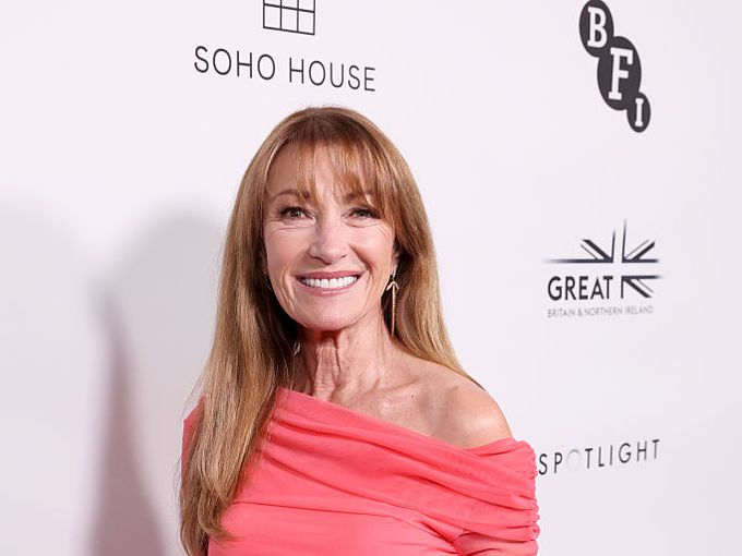 Джейн Сиймур отпразнува 75-ия си юбилей със звездите от „Д-р Куин Лечителката“ (Видео)