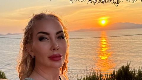 Мис България 2009 Антония Петрова Батинкова отбеляза своята седма годишнина от