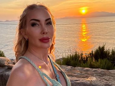 Как да впечатлиш Мис България да се ожени за теб: Антония Петрова-Батинкова показа как любимият ѝ приготвя стриди (Видео)