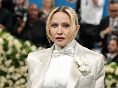 Състезание с коне, торта Лабубу и горещи танци под италианското небе: Мадона празнува 67 в Сиена