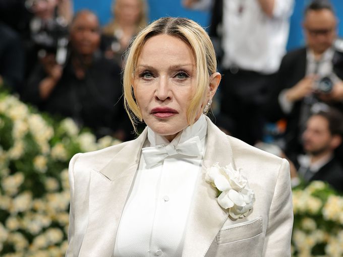 Състезание с коне, торта Лабубу и горещи танци под италианското небе: Мадона празнува 67 в Сиена