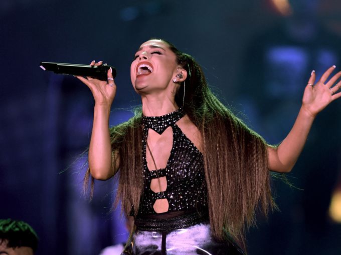 Драма на филмова премиера в Сингапур: Ариана Гранде бе нападната от фен