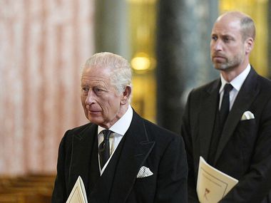 Крал Чарлз III и принц Уилям в ледена война: баща и син не си говорят след скандални признания