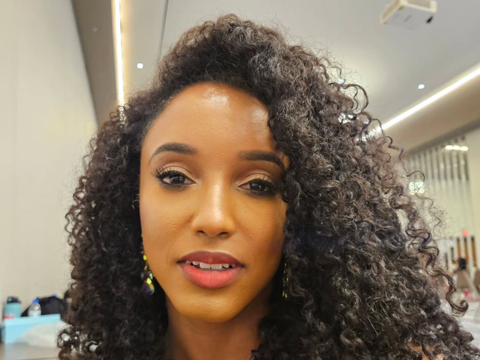 Мис Ямайка падна от сцената, докато дефилираше във вечерно облекло