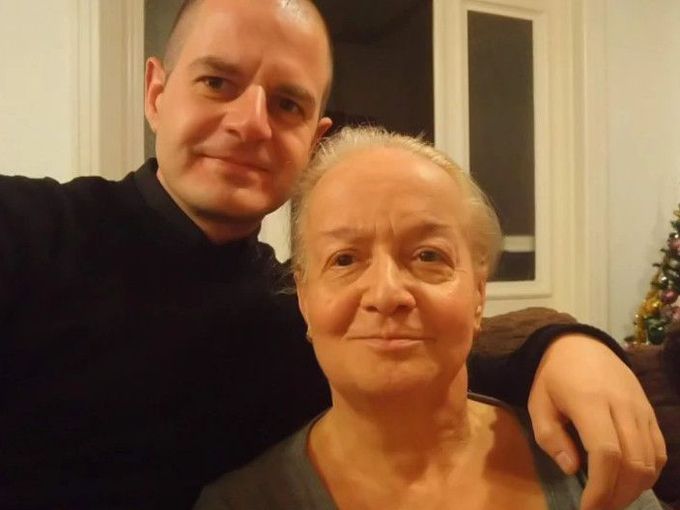 Синът на Алена – Мартин, публикува трогателно послание под обща снимка с майка си, разкривайки болката от загубата