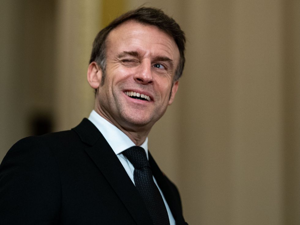 Макрон със слънчеви очила на официално събитие: Какво крие президентът?