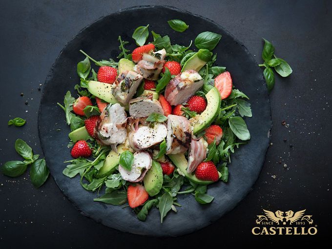 Салата с пиле на грил, ягоди и чедър Castello®