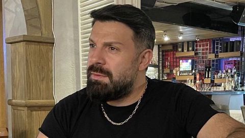 Попфолк изпълнителят Тони Стораро привлече вниманието в центъра на София