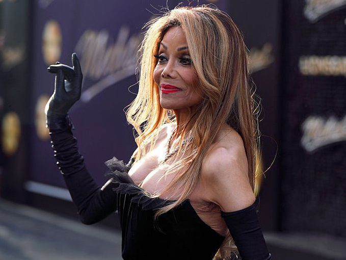 Диаманти и секси черна рокля: ЛаТоя Джаксън със спиращи дъха кадри от премиерата на "Майкъл"