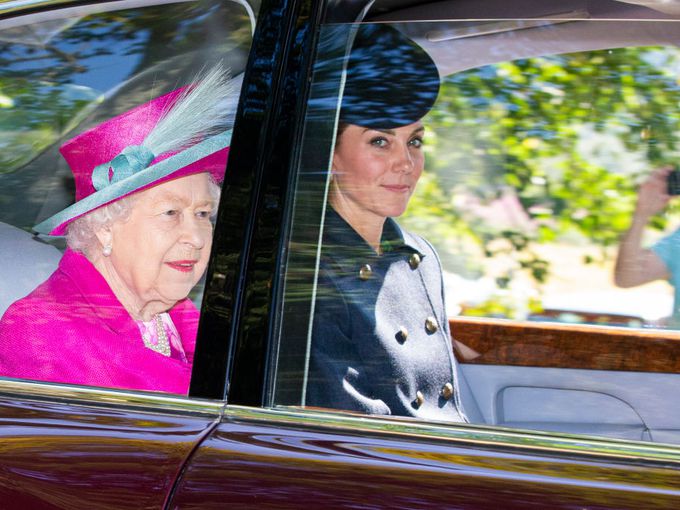 Да излизаш с внука на кралицата: Елизабет II дала урок на Кейт за „своенравни съпрузи“