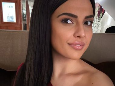 Имитация, кадифе и фотошоп: Пиленцето от Монако предизвика буря в Кан и в социалните мрежи