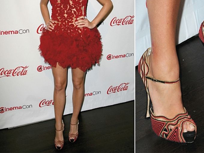 Метални верижки и кожа от Brian Atwood