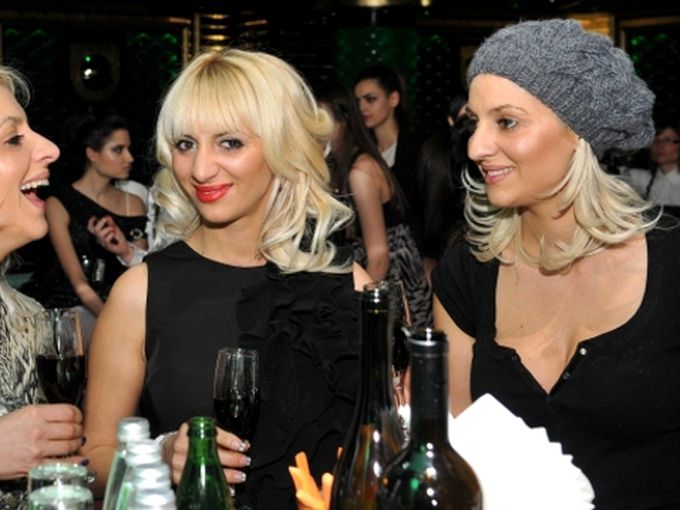 Вяра, Наджеда и Любов пишат книга