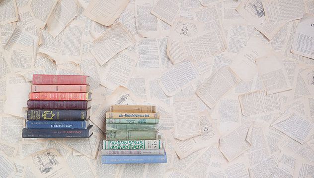 Декорирана стена със страници от книга - Новини - woman.bg