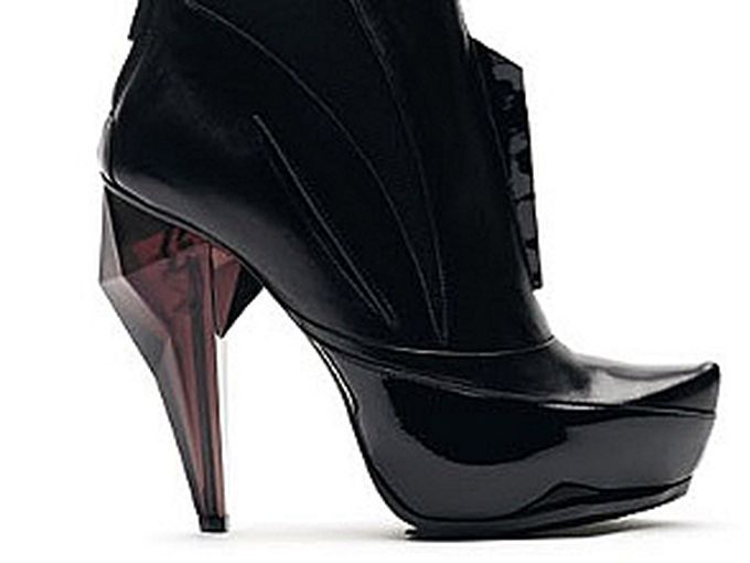 Тежък футуризъм от Raphael Young