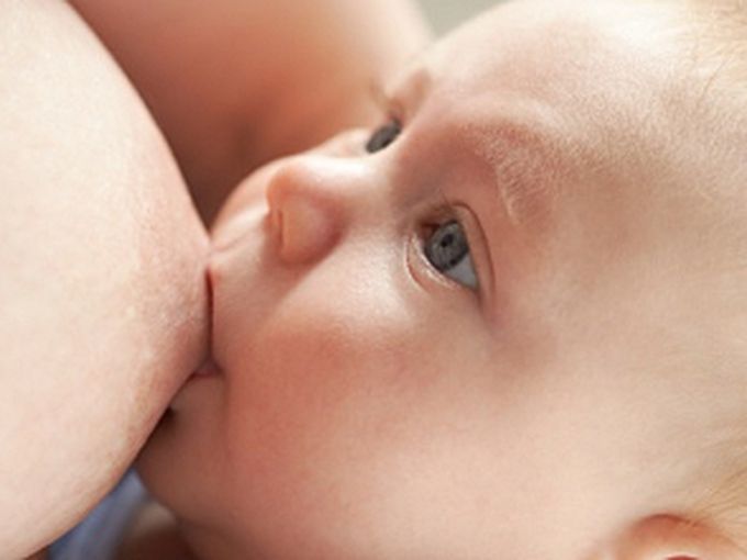 Кърмене със силикон в гърдите