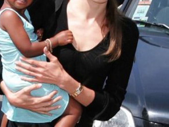 Анджелина заведе Захара в родна Етиопия