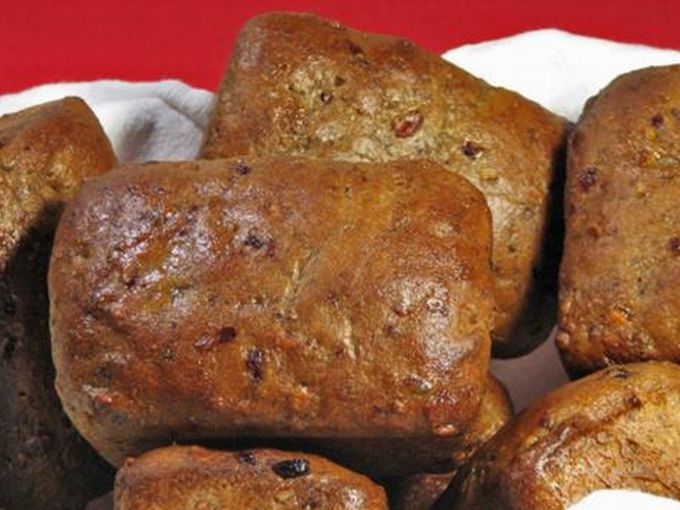 Хляб с орехи и сушени боровинки