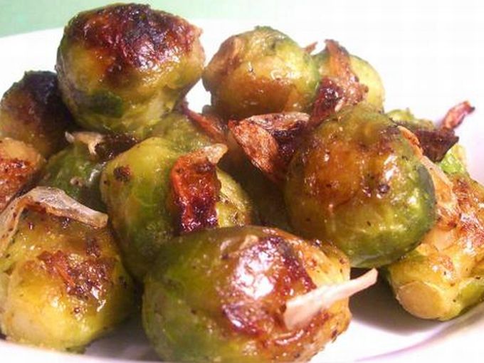 Печено брюкселско зеле с червен лук