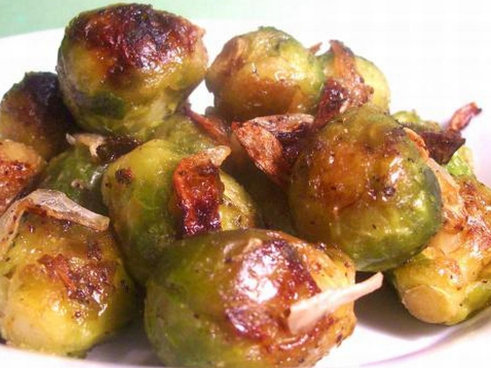 Печено брюкселско зеле с червен лук