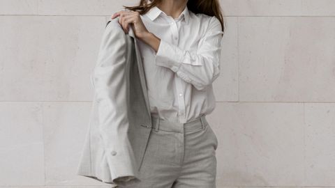 Дамската риза си остава основен елемент в гардероба но именно