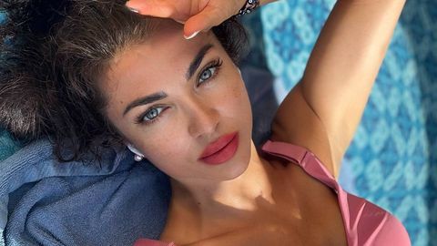 Попфолк звездата Райна позната с хитовете си като Ти ме