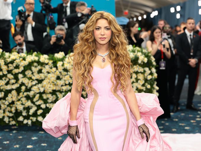 Ах, колко е секси: 48-годишната Шакира показа невероятното си тяло в металически розов бански (Снимка)